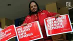 Perwakilan Indonesia Football Community menunjukkan pamflet sebelum audiensi dengan Satgas Anti Mafia Bola di Polda Metro Jaya, Jakarta, Jumat (28/12). Indonesia Football Community mendukung Polri memberantas mafia bola. (Liputan6.com/JohanTallo)