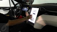 Pengunjung Menjajal Menu Navigasi di Mobil Otonomos Listrik Tesla Model X di Computex 2017. Liputan6.com/Mochamad Wahyu Hidayat