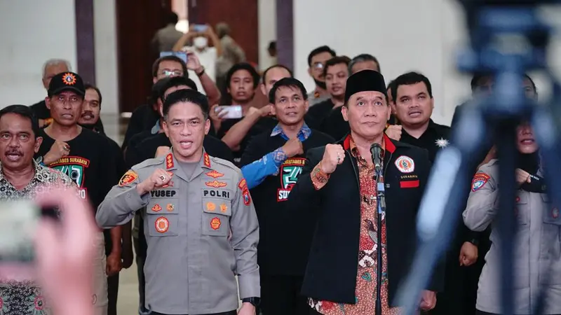 Kapolrestabes Surabaya Kombes Pol Akhmad Yusep Gunawan didaulat menjadi Ketua Pembina Ikatan Pencak Silat Indonesia (IPSI) Surabaya. (Dian Kurniawan/Liputan6.com)