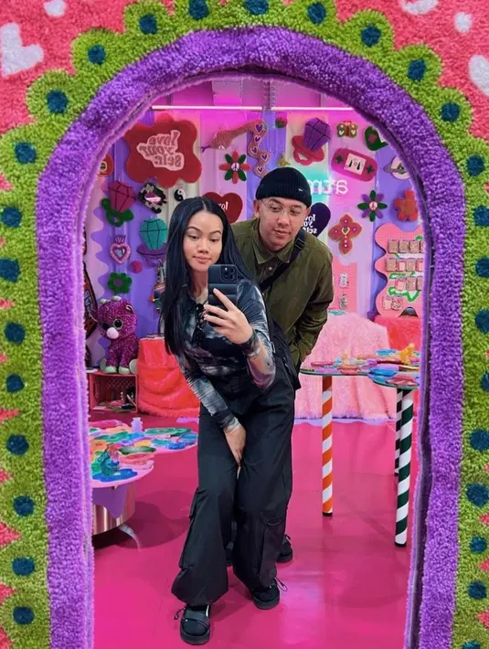 Seperti lewat padanan long sleeve marble top, cargo pants, dan slippers serba hitam. [Foto: IG/yurayunita].