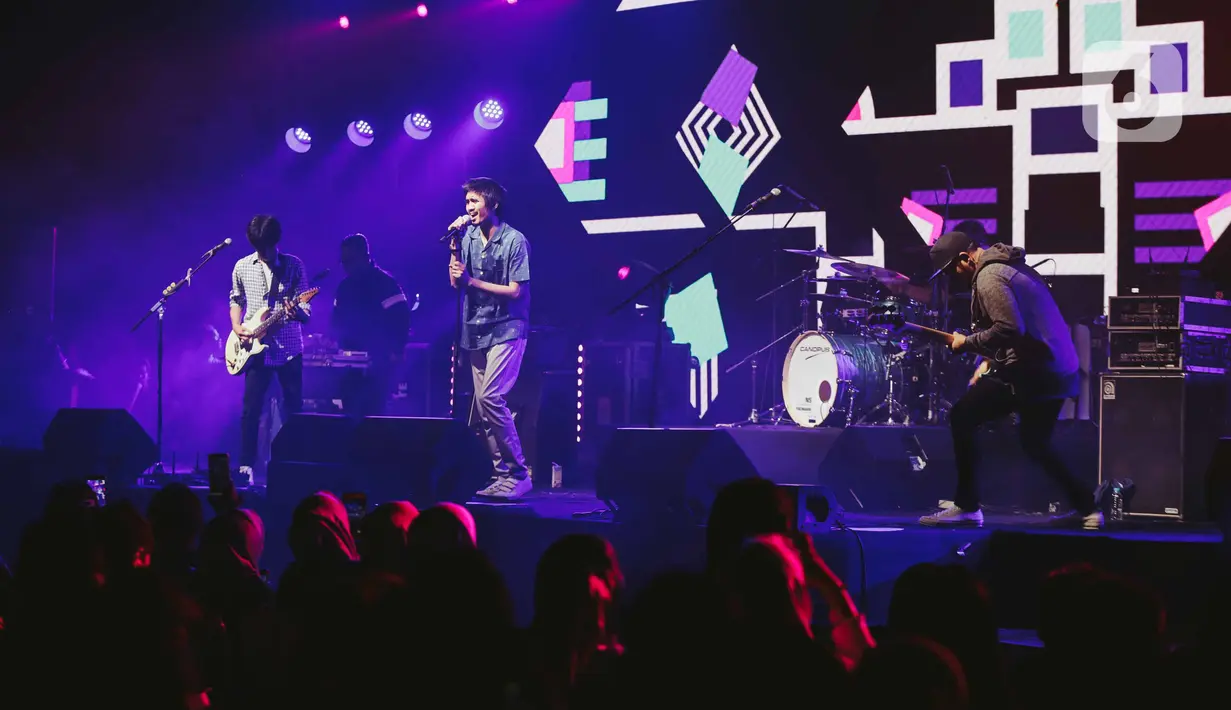 Penampilan grup band Sheila On 7 dalam konser bertajuk 'A Night with Sheila on 7' di Gandaria City Hall, Jakarta, Kamis (6/12/2019). Dalam penampilannya mereka membawakan berbagai lagu andalan diantaranya lagu" Kita", "Dan", "Betapa", "Seberapa Pantas" serta "Sephia". (Liputan6.com/Faizal Fanani)