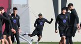 Penyerang Barcelona asal Spanyol, Lamine Yamal (tengah) bersama rekan setimnya mengikuti sesi latihan menjelang matchday 5 Liga Champions 2025-2026 melawan Chelsea di lapangan latihan Joan Gamper di Sant Joan Despi, pada Senin 24 November 2025. helsea akan menjamu Barcelona pada matchday ke-5 Liga Champions 2025-2026. (Lluis GENE/AFP)