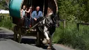 Anggota komunitas mengendarai kudanya untuk mengikuti kegiatan tradisional selama Horse Fair di Westmorland , Inggris utara , 2 Juni 2016. Sejumlah penunggang atau penyuka kuda mengikuti acara ini. (REUTERS / Phil Noble)