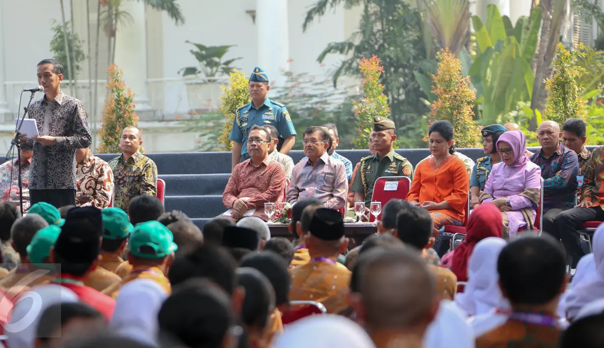 Presiden Jokowi memberi sambutan saat acara silaturahmi dengan anggota Paskibraka di halaman belakang Istana Bogor, Selasa (18/8/2015). Silaturahmi ini berkaitan peringatan kemerdekaan HUT RI ke-70 di Istana Merdeka Jakarta. (Liputan6.com/Faizal Fanani)