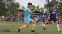 Pemain Bhayangkara FC, Brian Sutomo melepaskan umpan saat diadangan pemain Persita Tangerang pada laga uji coba di NYCT, Sawangan (11/01/2018). Bhayangkara FC kalah 0-2. (Bola.com/Nicklas Hanoatubun)