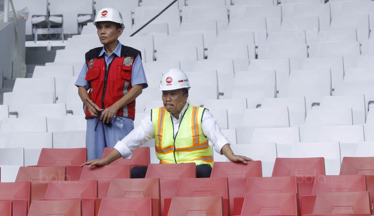 Menpora RI, Imam Nahrawi, duduk di tribun saat meninjau SUGBK di Senayan, Jakarta, Selasa (8/8/2017). Renovasi SUGBK ditargetkan rampung pada bulan Oktober 2017. (Bola.com/M Iqbal Ichsan)
