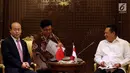 Ketua DPR, Bambang Soesatyo berbincang dengan Duta Besar Republik Rakyat Tiongkok (RRT) Xiao Qian di ruangan pimpinan DPR di Gedung Nusantara II, Kompleks Parlemen Senayan, Jakarta, Rabu (18/4). (Liputan6.com/Johan Tallo)