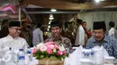 Ketua MPR Zulkifli Hasan mengadakan acara Buka Puasa Bersama di Rumah Dinasnya, Jakarta, Senin (22/6/2015). Presiden dan sejumlah tokoh Parpol tampak hadir dalam acara tersebut. (Liputan6.com/Faizal Fanani)