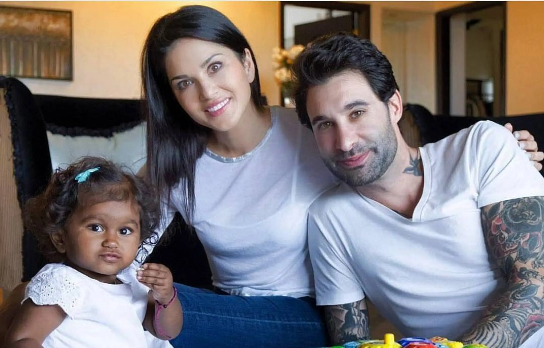 Sunny Leone bersama suami, Daniel Weber dan putri angkatnya. (NDTV)