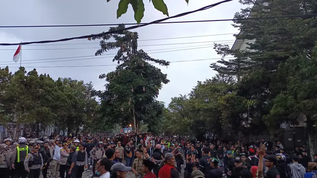 Aksi unjuk rasa ribuan mahasiswa yang tergabung dalam Gerakan Amarah Rakyat Sukabumi (Garasi) di depan Gedung DPRD Kota Sukabumi. (Istimewa)