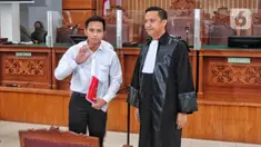 Bharada Richard Eliezer Pudihang Lumiu atau Bharada E (kiri) sesaat sebelum menjalani sidang perdana terkait kasus dugaan pembunuhan berencana Brigadir Yosua Hutabarat alias Brigadir J di Pengadilan Negeri Jakarta Selatan, Selasa (18/10/2022). Sidang beragendakan pembacaan dakwaan oleh Jaksa Penuntut Umum. (Liputan6.com/Angga Yuniar)