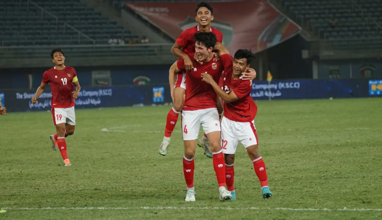 Pemain Timnas Indonesia Elkan Baggott (kedua kanan) merayakan bersama rekan-rekan setimnya usai mencetak gol ke gawang Nepal pada laga terakhir Grup A kualifikasi Piala Asia 2023 di Stadion Jaber Al Ahmad, Kuwait, Rabu (15/6/2022). Timnas Indonesia berhasil lolos ke Piala Asia 2023 usai kalahkan Nepal 7-0. (Dok. PSSI)