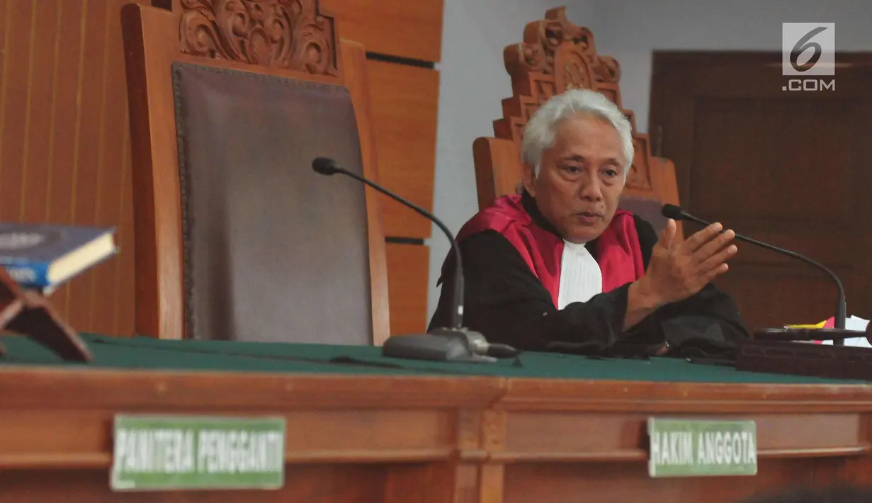 Hakim tunggal praperadilan, Cepi Iskandar saat memimpin sidang gugatan praperadilan yang diajukan Ketua DPR RI Setya Novanto di Pengadilan Negeri Jakarta Selatan, Senin (25/9). (Liputan6.com/Helmi Afandi)