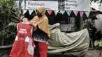 Siti Zahro (44) memajang celemek berbahan tas bansos Covid-19 buatannya di depan industri jahit rumahan KG-Lupe Fashion, Salemba, Jakarta, Senin (16/11/2020). Inovasi Siti bermula dari sepinya pesanan jahit akibat pandemi. (merdeka.com/Iqbal S. Nugroho)