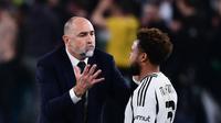 Pelatih baru Juventus, Igor Tudor, memberikan arahan kepada Weston McKennie, saat melawan Genoa, pada laga Liga Italia, di Allianz Stadium, Turin, Minggu (30/3/2025) dini hari WIB. (AFP/Marco Bertorello)