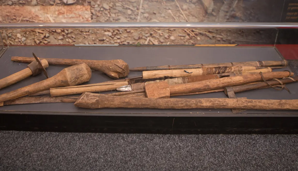 Alat yang digunakan dalam pembunuhan selama genosida tersimpan dalam Museum Peringatan Genosida Gisozi di Kigali, Rwanda (6/4). Genosida Rwanda dimulai pada 7 April hingga Juli 1994. (REUTERS/Baz Ratner)