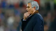 Pelatih Chelsea Jose Mourinho (kedua kanan) menyaksikan anak asuhannya bertanding dengan Stoke City pada babak 16 besar Piala liga inggris di Britannia Stadium, Inggris, (27/19/2015). Chelsea kalah 5-4 pada babak adu pinalti. (Reuters/Darren Staples)