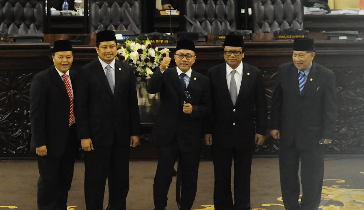 Ketua MPR Zulkifli Hasan dan empat Wakil Ketua MPR masing-masing H. Mahyuddin, Evert Erenst Mangindaan, Hidayat Nur Wahid, dan Oesman Sapta, Jakarta, (8/10/14). (Liputan6.com/Andrian M Tunay) 