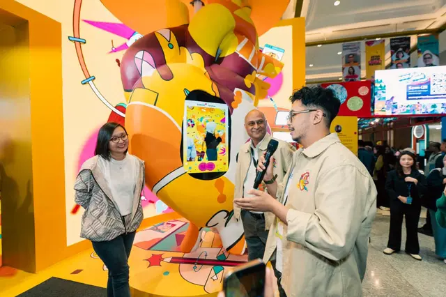 Kolaborasi Indosat bersama seniman Indonesia Sarkodit, lewat karya instalasi bertajuk 