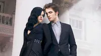 Kristen Stewart yang terlihat mesra dengan Robert Pattinson yang pernah menjadi kekasihnya saat berpose di majalah 2009 silam.