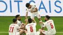 Pemain Yordania, Yazan Al-Naimat (tengah) melakukan selebrasi bersama rekan-rekannya setelah mencetak gol pertama timnya ke gawang Korea Selatan pada laga semifnial Piala Asia 2023 di Ahmad Bin Ali Stadium, Doha, Qatar, Selasa (06/02/2024). (AFP/Karim Jaafar)
