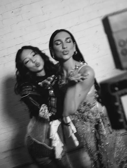 Salah satunya Jennie BLACKPINK dan Dua Lipa tampil kontras dengan nuansa semi transparan yang berbeda [@jennierubyjane]