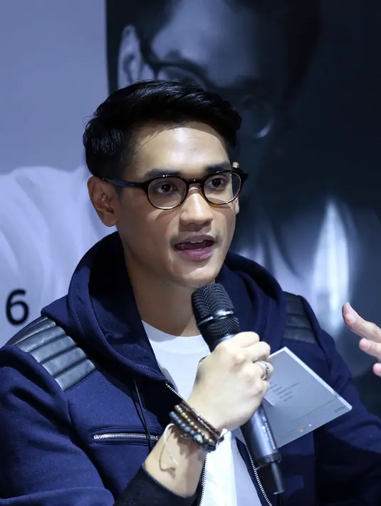 Belum pernah mengatakan yang sebenarnya soal kedekatan diantara mereka, namun di depan umum Afgan Syahreza dan Rossa selalu memperlihatkan kemesraan yang katanya hanya sebatas sepasang sahabat. (Nurwahyunan/Bintang.com)