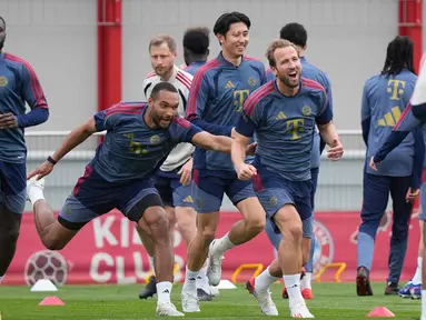 Pemain Bayern Munchen, Harry Kane (tengah) dan Jonathan Tah (kiri) saat mengikuti sesi latihan jelang pertandingan leg kedua semifinal Liga Champions 2025/2026 melawan Paris Saint-Germain (PSG) di Jerman, Selasa 5 Mei 2026. Bayern Munchen melakukan persiapan penuh jelang menjamu Paris Saint-Germain (PSG) pada leg kedua semifinal Liga Champions 2025-2026. (AP Photo/Matthias Schrader)