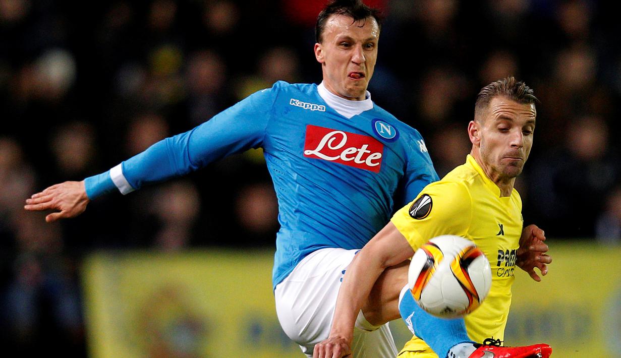Pemain Villarreal, Roberto Soldado (kanan), berebut bola dengan pemain Napoli, Manolo Gabbiadini, pada laga leg pertama 32 besar Liga Europa di Stadion Camp El Madrigal, Jumat (19/2/2016) dini hari WIB. (AFP/Jose Jordan)