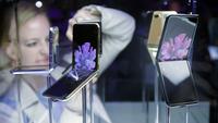 Samsung memperkenalkan smartphone layar lipat terbarunya, Galaxy Z Flip pada acara Unpacked 2020 di San Francisco, Selasa (11/2/2020). Galaxy Z Flip memiliki desain clamshell yang terlihat seperti kotak kecil saat ditutup dan layarnya akan memiliki ukuran 6,7 inci ketika dibuka. (AP/Jeff Chiu)