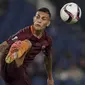 Gelandang AS Roma, Leandro Paredes, berusaha mengontrol bola saat melawan Astra pada laga Liga Europa di Olympic Stadium, Italia, Kamis (29/9/2016). (AFP/Andreas Solaro)