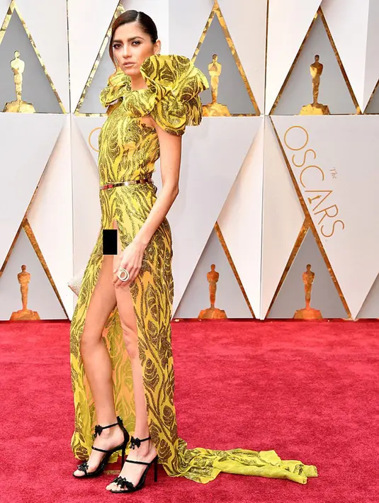 Blanca Blanco, salah satu artis yang berhasil menarik perhatian publik. Selain karena paras cantiknya, aktris ini menjadi sorotan lantaran bagian intimnya terlihat akibat gaunnya yang tersibak. (doc.dailymail.com)