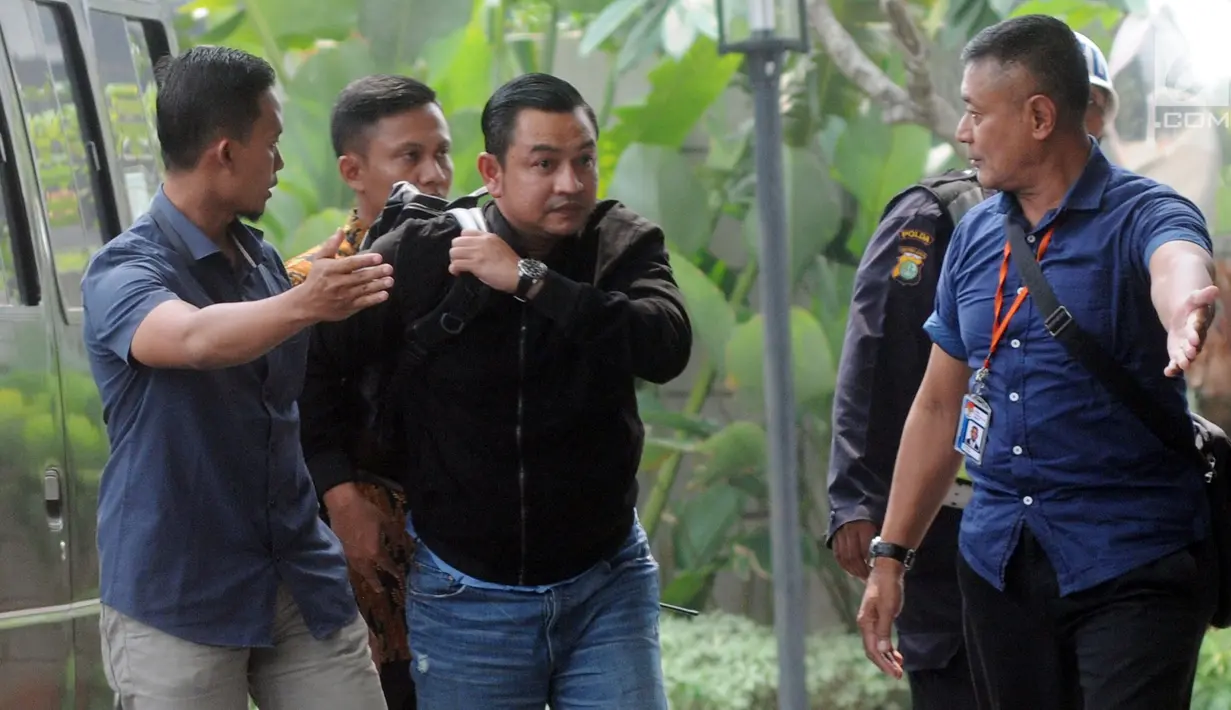 Ajudan Gubernur Aceh Irwandi Yusuf, Hendri Yusrizal (tengah) tiba di Gedung KPK, Jakarta, Rabu (4/7). Hendri menjalani pemeriksaan 1x24 jam pascaterjaring operasi tangkap tangan (OTT) oleh KPK. (Merdeka.com/Dwi Narwoko)
