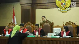Ketua Majelis Hakim Yanto berbincang dengan JPU KPK saat sidang perdana Setya Novanto di Pengadilan Tipikor, Jakarta, Rabu (13/12). Sidang diskors untuk melakukan pemeriksaan kesehatan terhadap Setya Novanto. (Liputan6.com/Helmi Fithriansyah)
