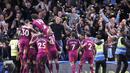 Para pemain Manchester City merayakan gol yang dicetak oleh Kevin De Bruyne ke gawang Chelsea pada laga Premier League di Stadion Stamford Bridge, Sabtu (30/9/2017). Manchester City menang 1-0 atas Chelsea. (AP/Kirsty Wigglesworth)