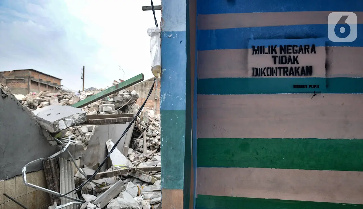 Tanda bertuliskan "Milik Negara Tidak Dikontrakan" di depan salah satu rumah warga di Delta Serdang, Kemayoran, Jakarta, Rabu (4/11/2020). Penggusuran dilakukan sejak akhir Oktober dengan uang kompensasi sebesar Rp 24-30 juta per meter persegi tergantung luas lahan. (merdeka.com/Iqbal S Nugroho)