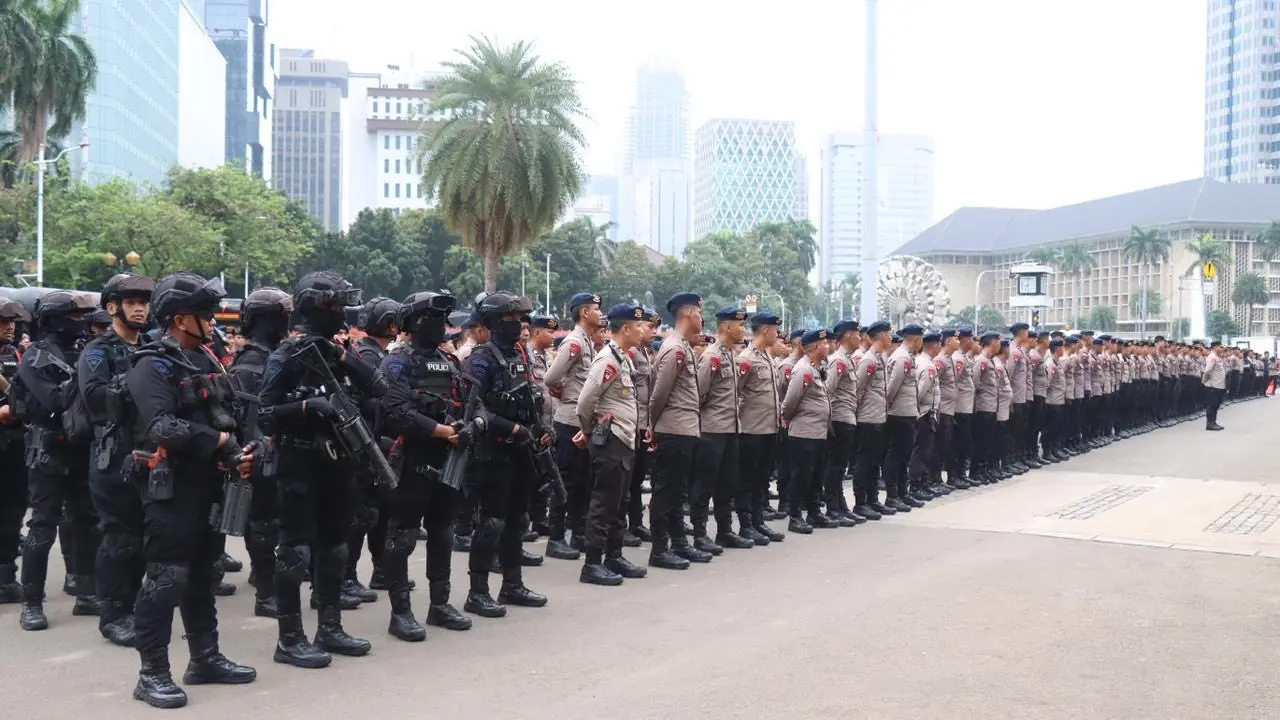 Personel kepolisian disiagakan untuk mengawal aksi unjuk rasa di Jakarta pada Kamis (8/1/2026).