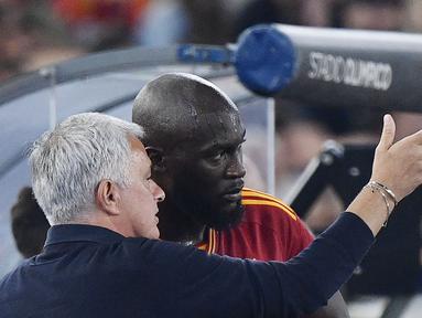 Pelatih AS Roma, Jose Mourinho, memberikan arahan kepada Romelu Lukaku, saat melawan AC Milan dalam laga giornata ketiga Liga Italia di Stadion Olimpico, Roma, Sabtu (2/9/2023). AS Roma tumbang dengan skor 1-2. (AFP/Filippo Monteforte)