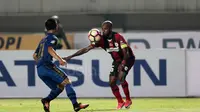 Aksi kapten Persipura Jayapura, Boaz Solossa saat mewalawan Persib Bandung pada lanjutan Liga 12017 di Stadion GBLA, Bandung, Minggu (7/5/2017). Persib menang 1-0. (Bola.com/Nicklas Hanoatubun)