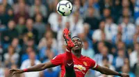 Gelandang Manchester United, Paul Pogba mengontrol bola saat bertanding melawan Brighton & Hove Albion pada lanjutan Liga Inggris di stadion Amex, Brighton, (19/8). Brighton & Hove Albion berhasil mengalahkan MU 3-2. (AP Photo/Alastair Grant)