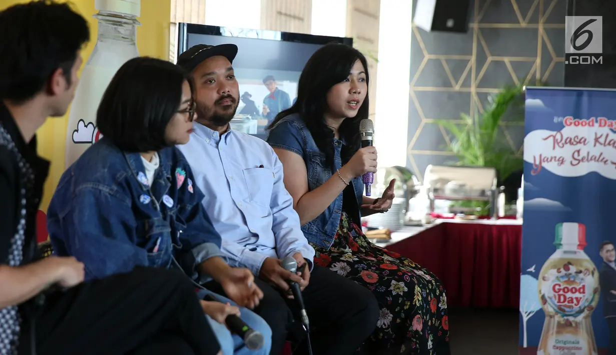 Brand Manager Good Day, Linda Wijaya (kanan) memberikan keterangan pers di Jakarta, Selasa (9/1). Peserta bisa mengikuti lomba tersebut dengan membuka website gaulcreation.gooddaygaul.com. (Liputan6.com/JohanTallo)