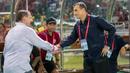Perseteruan Dejan Antonic, dengan pelatih Arema Cronus, Milomir Seslija, seakan mereda ketika arsitek Persib itu menghampiri sang rival saat final Torabika Bhayangkara Cup 2016 di SUGBK, Jakarta, Minggu (3/4/2016). (Bola.com/Vitalis Yogi Trisna)