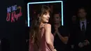 Aktris Dakota Johnson berpose saat menghadiri pemutaran perdana film terbarunya, Bad Times at the El Royale, di Hollywood (22/9). Film ini akan mulai tayang pada 12 Oktober di Amerika Serikat. (AP Photo/Jordan Strauss)
