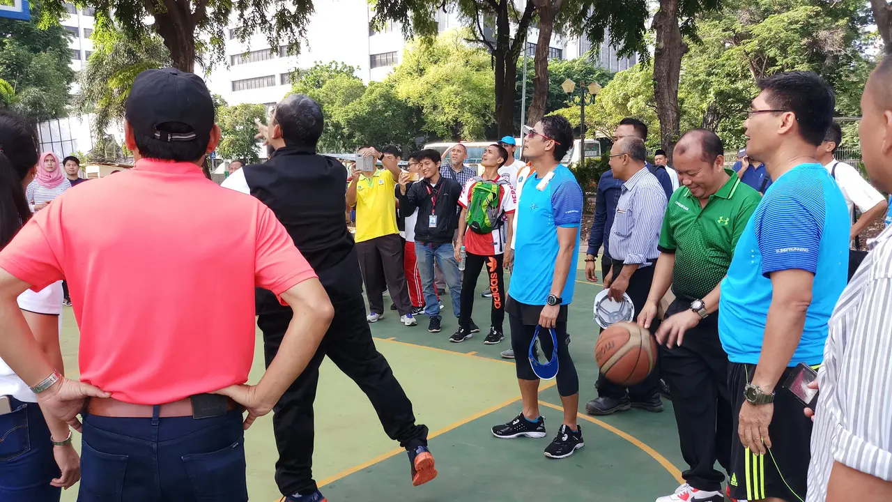 Wakil Gubernur DKI Jakarta Sandiaga Salahudin Uno meninjau proyek revitalisasi Lapangan Banteng, Pasar Baru, Jakarta (15/12/2017).