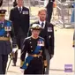 Pangeran William dan Harry Jalan Berdampingan dalam Iring-Iringan Peti Jenazah Ratu Elizabeth II.&nbsp; foto: Youtube The Royal Family Channel
&nbsp;