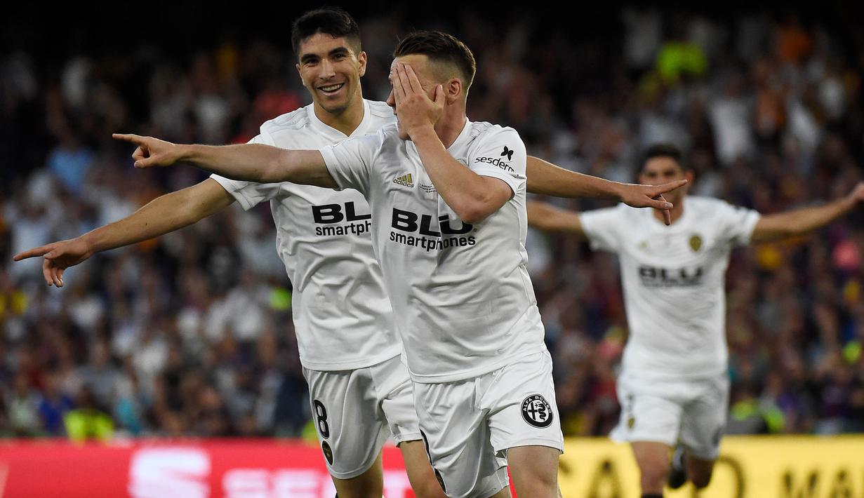 Striker Valencia, Kevin Gameiro, merayakan gol yang dicetaknya ke gawang Barcelona pada laga Copa del Rey di Stadion Benito Villamarin, Sevilla, Sabtu (25/5). Barcelona kalah 1-2 dari Valencia. (AFP/Jose Jordan)