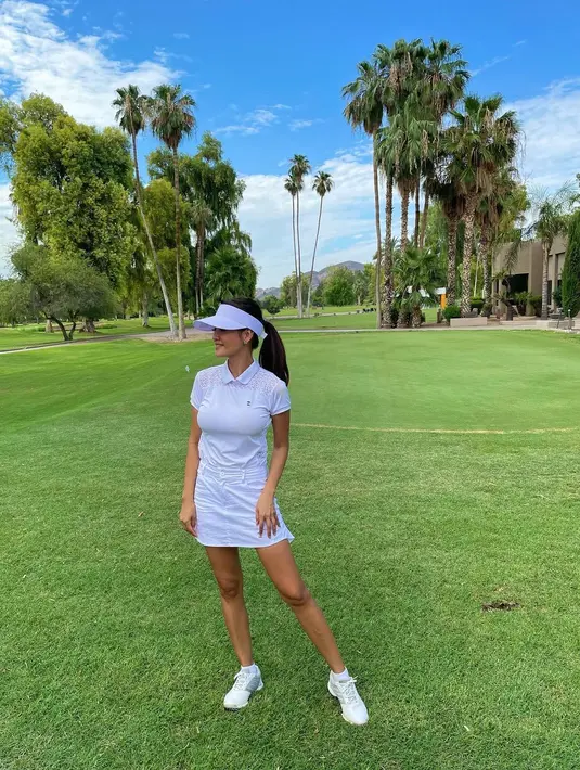 Tak salah jika para guru mengira Farah jadi murid baru di sekolah dengan gaya ala cheerleader-nya. Gaya tersebut jadi andalannya saat bermain golf (Foto: Instagram @farahqueennofficial)