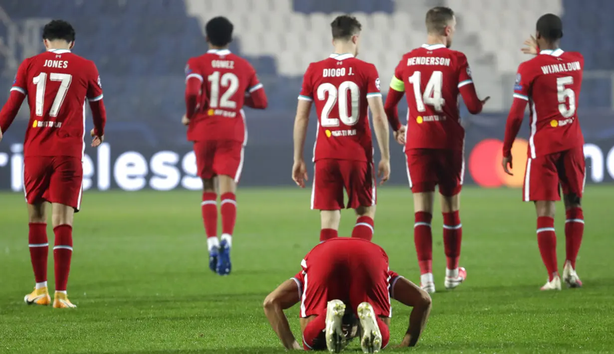Pemain Liverpool Mohamed Salah melakukan selebrasi usai mencetak gol ke gawang Atalanta pada pertandingan Grup D Liga Champions di Stadion Gewiss, Bergamo, Italia, Selasa (3/11/2020). Liverpool menang 5-0. (AP Photo/Luca Bruno)