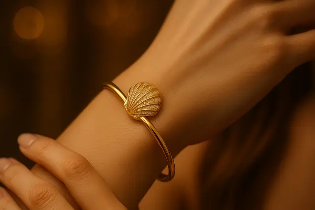 6. Gelang Emas Kerang dengan Detail Berkilau