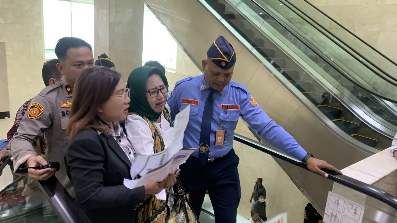 Rapat Komisi III DPR bersama Kapolri pada Selasa (11/4/2023) harus dihentikan sementara akibat adanya protes dan teriakan dari arah balkon ruang rapat.